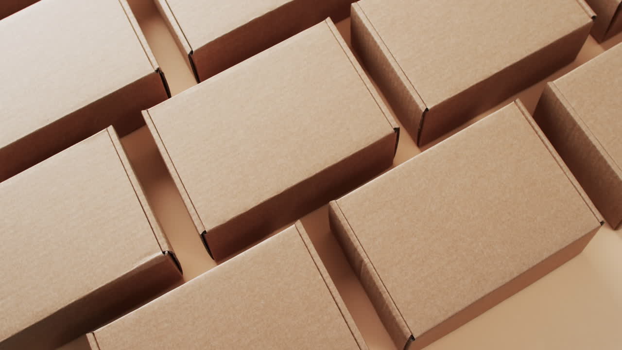 갈색 배경 위에 복사 공간을 가진 카드보드 상자의 비디오