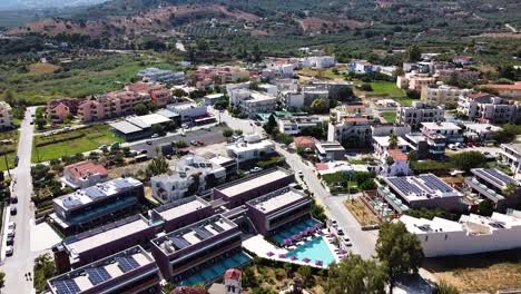 Hermosa-Ciudad-Turística-Con-Iglesia-En-La-Isla-De-Creta,-Vista-Aérea