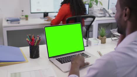 Video-De-Un-Hombre-Afroamericano-Trabajando-En-Una-Computadora-Portátil-Con-Espacio-Para-Copiar-En-La-Pantalla