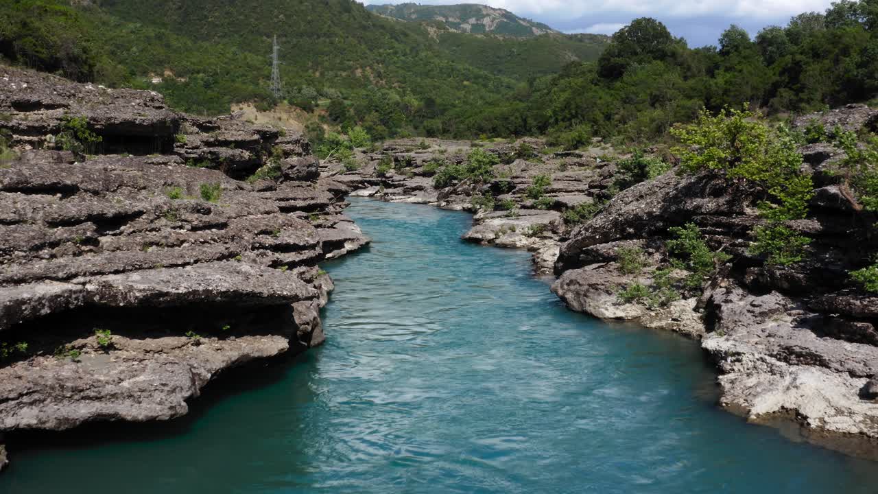 vjosa 강의 장엄한 협곡과 알바니아의 permet에 있는 바위 절벽 사이의 급류