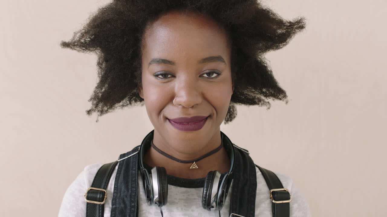 retrato de una joven mujer de moda con afro riendo alegremente