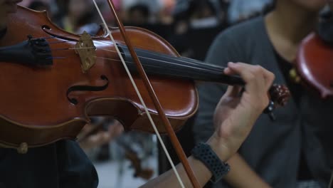 Geigenspieler-Lässt-Das-Instrument-Fallen,-Um-Dem-Dirigenten-Zuzuhören,-Nachdem-Er-Einige-Noten-Angeschlagen-Hat,-Geigenspieler