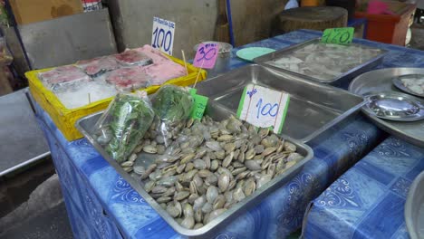 Priced-Manila-Clam-on-steel-plate-for-sale-at-street-fish-seafood-market