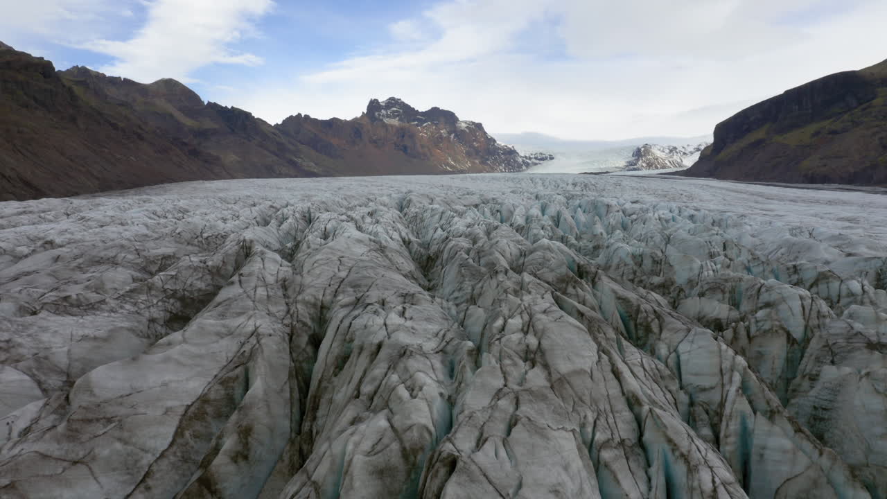 항공: 아이슬란드의 스비나펠스요쿨 빙하 위를 저공 비행