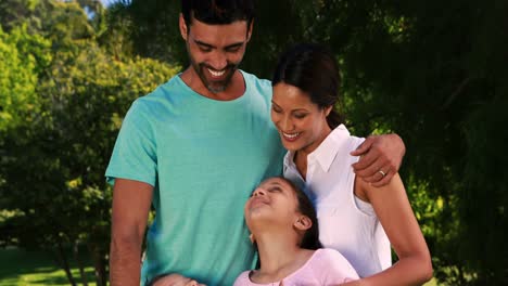 Familia-Abrazándose-En-El-Parque