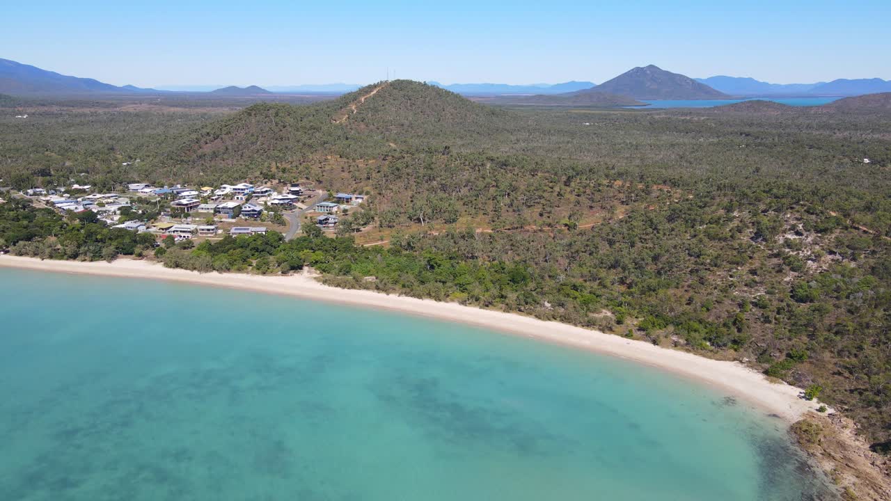 reserva costera de dingo beach con casas en la localidad frente al mar en la región de whitsunday, north queensland, australia