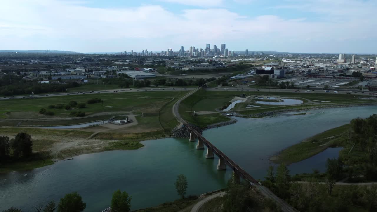 vista aérea del paisaje urbano del centro, el área industrial y la carretera, calgary, alberta, canadá