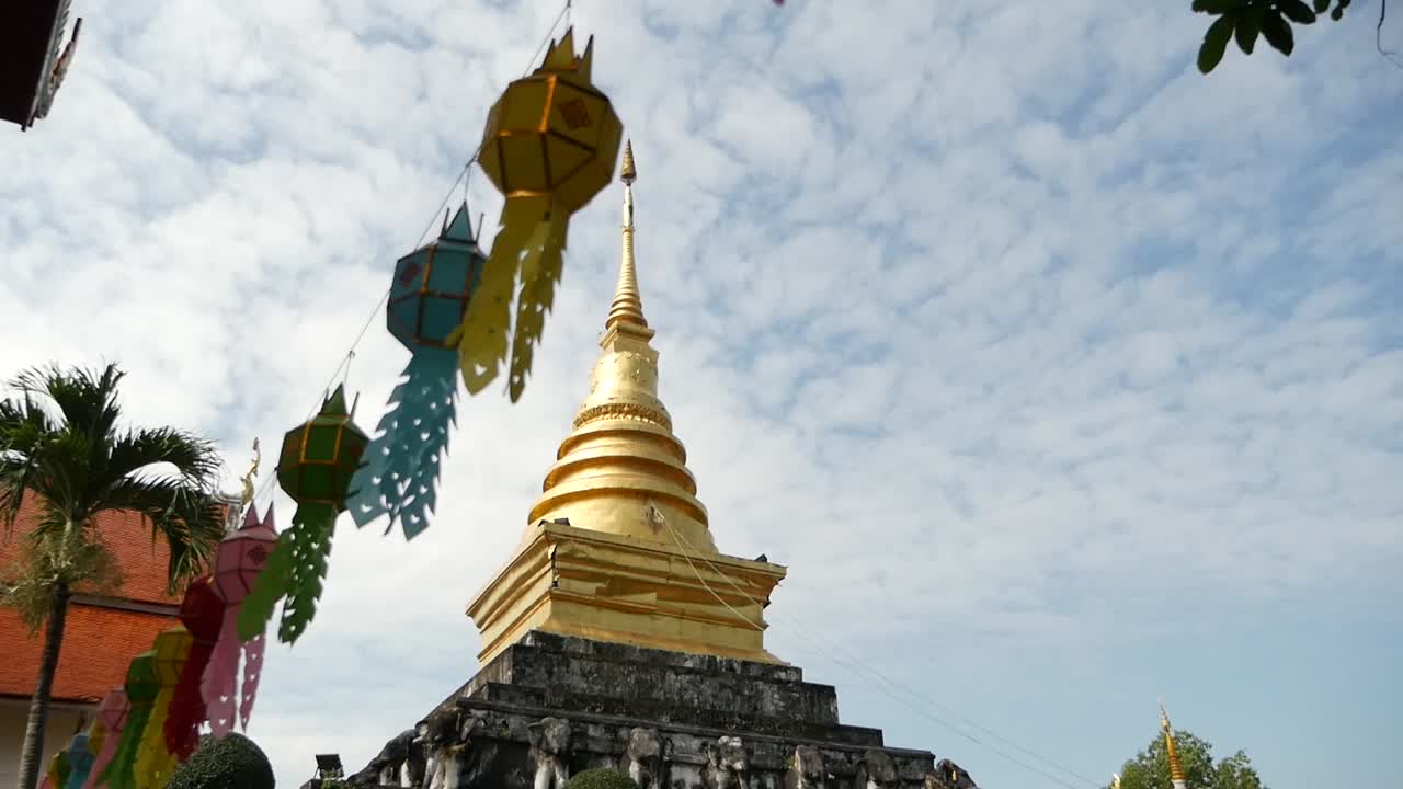 Pagoda "Chedi" del Tempio Wat Phra That Chang Kum, punto di riferimento dorato e storico della provincia di Nan, Thailandia