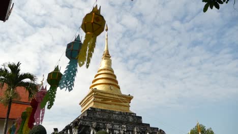 pagoda &quot;chedi&quot; de wat phra that chang kum temple, landmaek dorado e histórico de la provincia de nan, tailandia