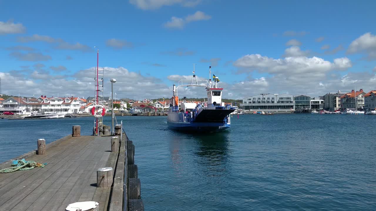 페리가 스웨덴 서해안 마르스트란트에 정박하기 위해 부두로 들어오고 있습니다.