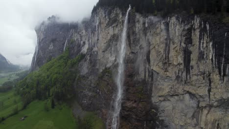Cascada-De-Staubbach-En-El-Acantilado-De-Suiza-En-Lauterbrunnen,-Drone-Aéreo