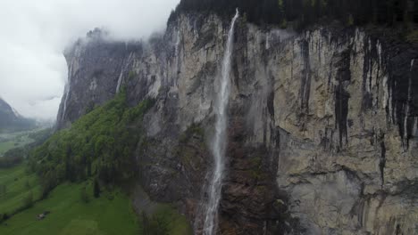 cascada de staubbach en el acantilado suizo en lauterbrunnen, avión no tripulado aéreo