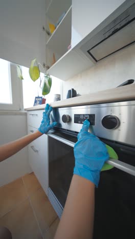 cleaning the oven