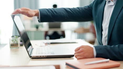 Hands-of-man-at-desk,-laptop