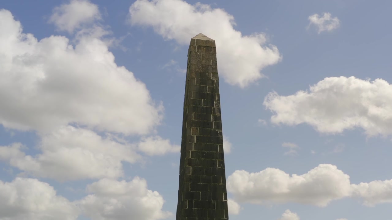 Órbita aérea simétrica del obelisco del Castillo de Killua, Westmeath, con un hermoso telón de fondo de cielo.