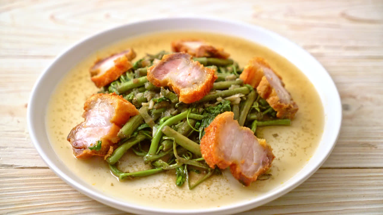 바삭한 삼겹살을 곁들인 물 미모사 볶음