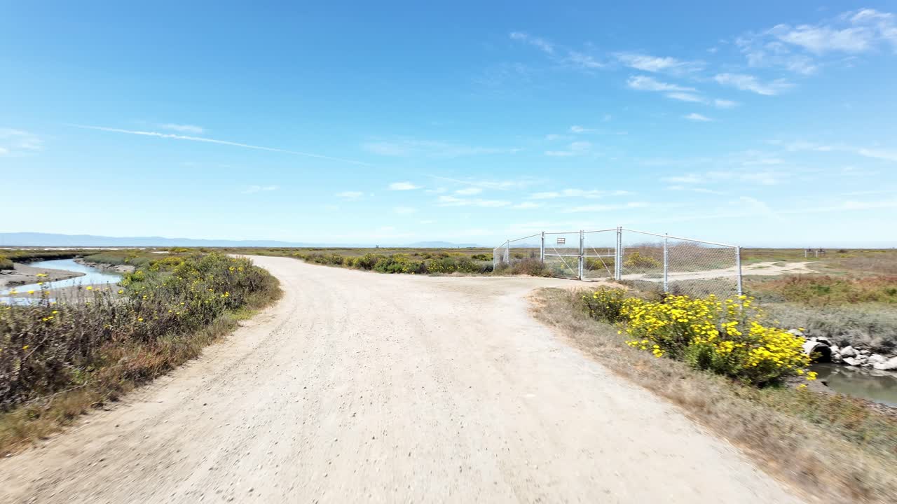 Zona de recreo natural a la luz de la tarde con marismas abiertas, agua costera y el horizonte de East Bay, ideal para vídeos de paisajes, viajes y medio ambiente de la zona de la Bahía.
