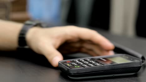 l'acquirente effettua il pagamento con carta di credito. inserire il codice pin