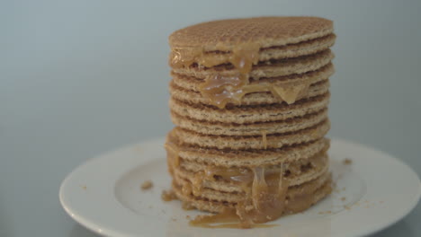 Dolly-De-Deliciosa-Pila-De-Stroopwafels,-Una-Típica-Galleta-Holandesa