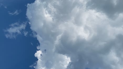el cielo nublado