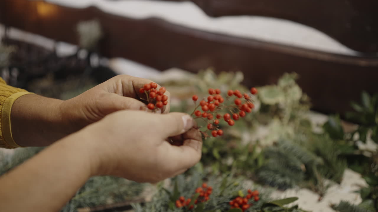 haciendo una corona de navidad