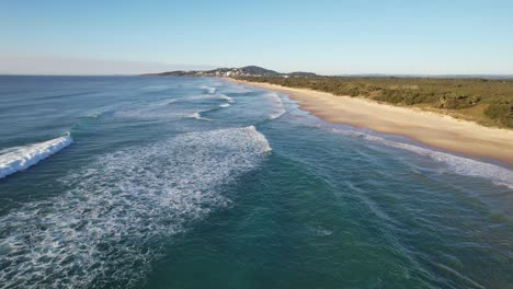 Volando-Sobre-Las-Olas-Rodando-En-El-Mar-En-Coolum-Beach-En-La-Costa-Del-Sol,-Queensland