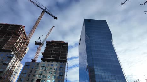 construcción de nuevos edificios de gran altura en curso a lo largo de la calle boompjes en rotterdam, países bajos