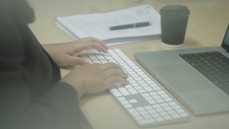 사무실 책상에서 정보 검색, 마케팅 연구 보고서를 위해 노트북 컴퓨터 키보드에 타이핑하는 사업가의 손