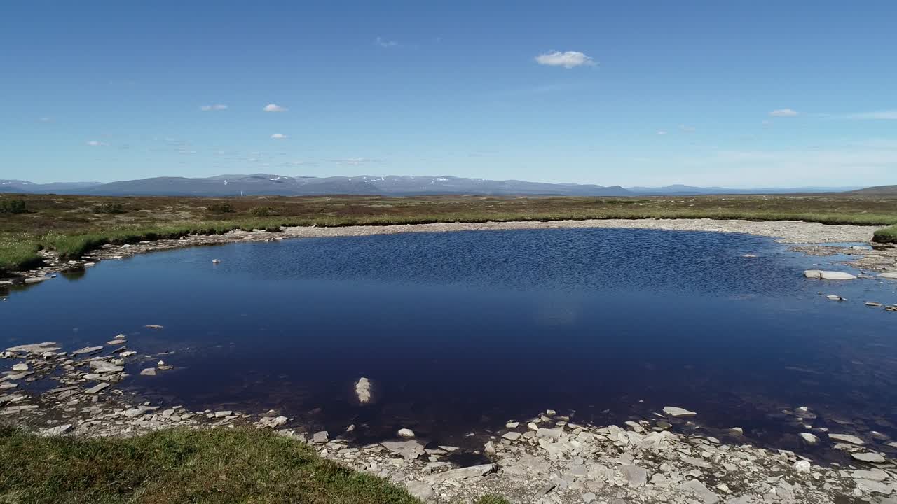 평평한 산 풍경에서 푸른 산 호수 위의 경치 좋은 비행