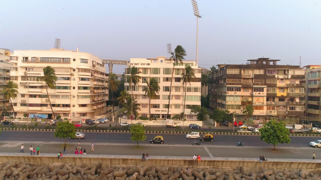 tomas de drones de la pasarela más emblemática del sur de bombay, marine drive, también conocida como el collar de la reina, como se ve antes de que se construyera la gran carretera costera de mumbai.