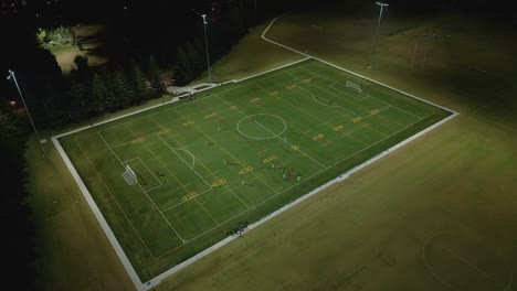 Vista-Aérea-De-La-Liga-De-Fútbol-Por-La-Noche-Desde-Arriba