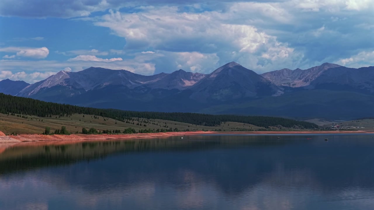 Estate al Taylor Park Reservoir, lago alpino panoramico nelle Montagne Rocciose, ripresa aerea con drone, paesaggio di Almont, Colorado, Sawatch Range, Collegiate Peaks, contea di Gunnison, mattina soleggiata, cielo blu, panoramica a destra