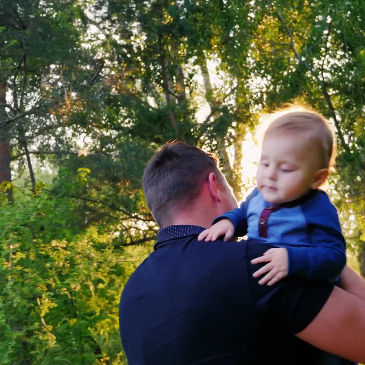 un padre joven y saludable lleva a su hijo sobre sus hombros 4