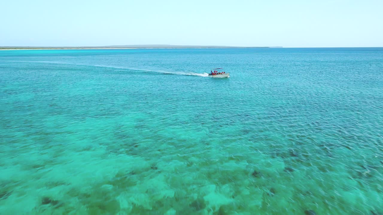 lancha en aguas claras del caribe cerca de eagles bay