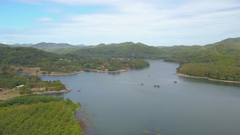 el impresionante paisaje en el embalse de huai krathing en tailandia con aguas tranquilas y gloriosos árboles bajo el brillante cielo azul arriba - toma aérea