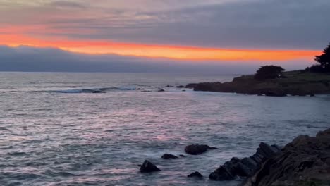 Toma-Panorámica-Cinematográfica-De-La-Playa-Moonstone-Al-Atardecer-En-Cambria,-En-La-Costa-Central-De-California.