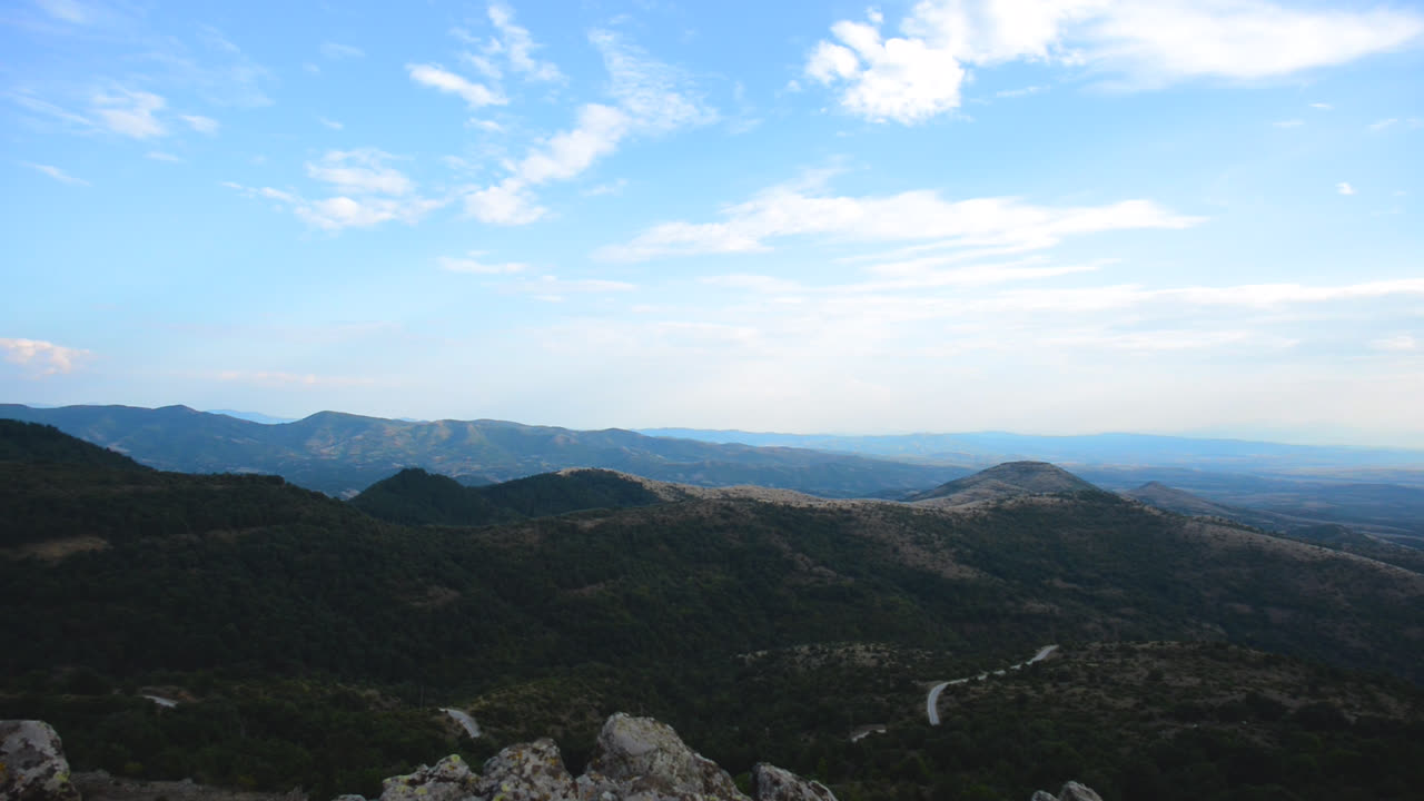 스토로 나고리차네 의 메갈리트 천문대 를 둘러싸고 있는 산 과 숲 에서 찍은 넓은 사진 - 마케도니아