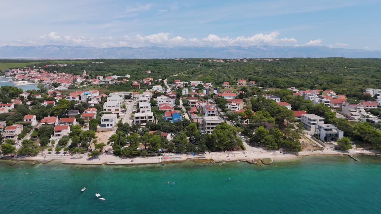vista aérea de la playa de radmanand petrcane en zadar, dalmacia en croacia
