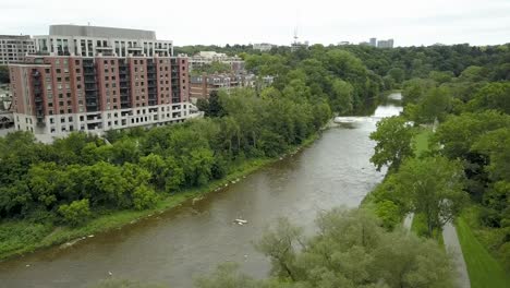 luchtfoto in een baan over de rivier op een bewolkte dag in toronto