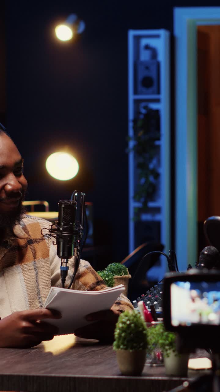 Vært for vertikalt internetvideo-show får gæst til at grine og fyrer vittigheder af under en comedy-fokuseret podcast.