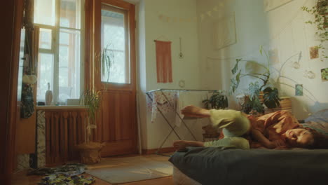 소녀는 옷을 선택하고, 좌절감을 느끼고, 지친 채 침대에 쓰러집니다.