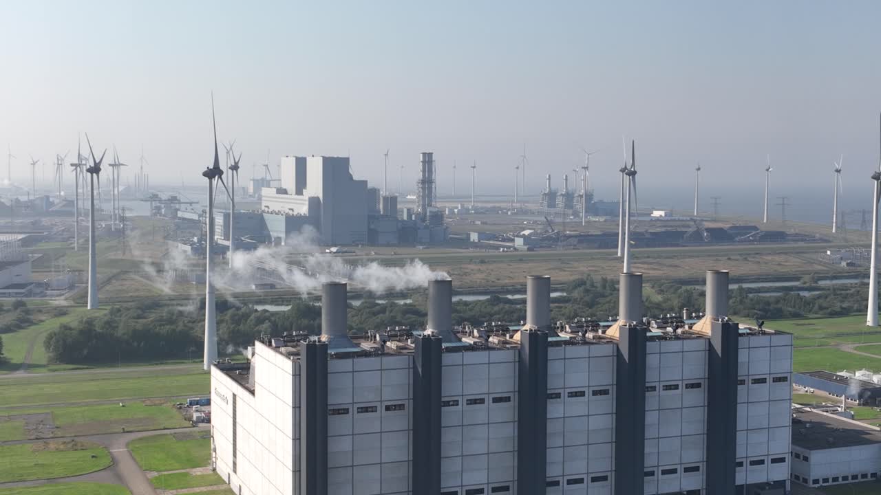 オランダ、エームスハーフェンにある発電所。ドローン空撮ビデオ