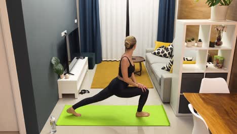 mujer haciendo estiramientos de yoga en casa