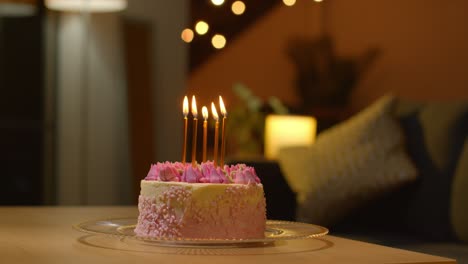 Nahaufnahme-Einer-Partytorte-Zum-Geburtstag,-Dekoriert-Mit-Zuckerguss-Und-Kerzen-Auf-Dem-Tisch-Zu-Hause-2