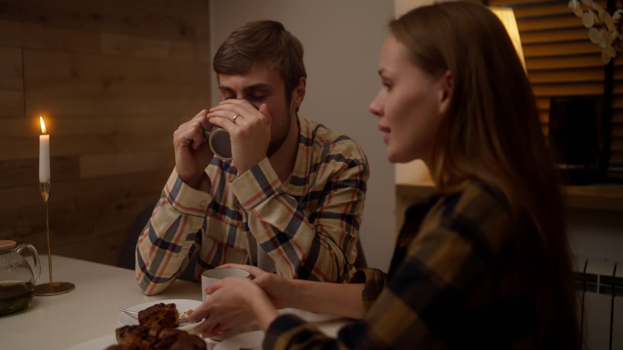 Casal Desfrutando de uma Noite Aconchegante em Casa