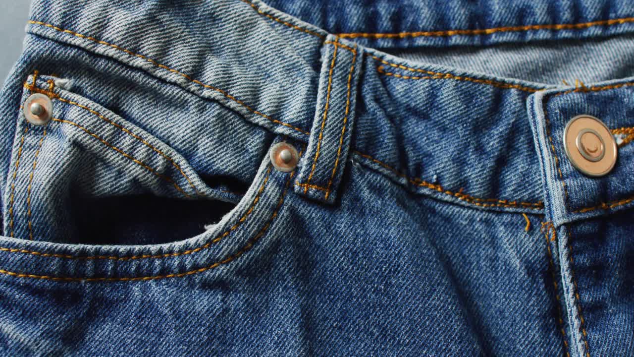 복사 공간과 함께 회색 배경에 청바지 가까이