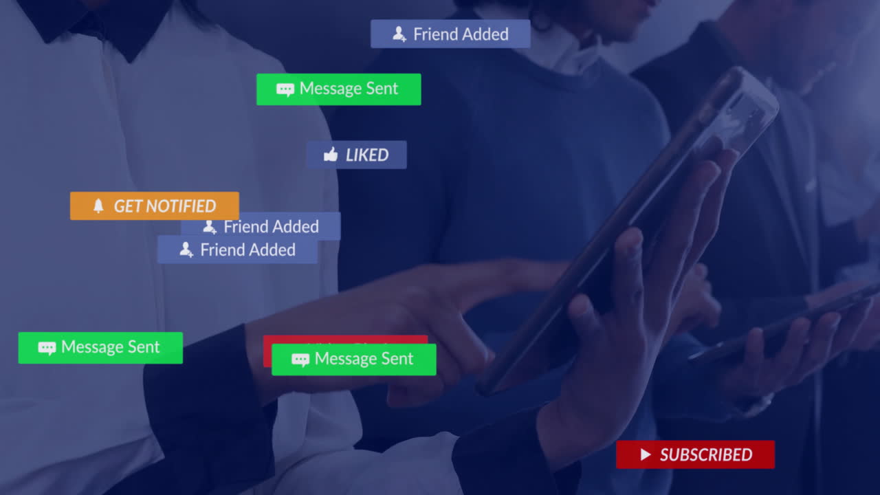 animación de iconos y procesamiento de datos en diversas personas de negocios que utilizan tableta