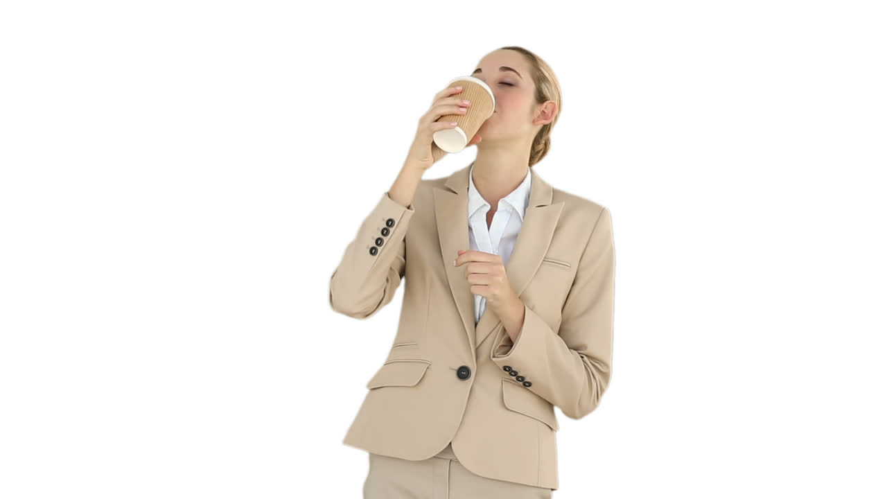 mujer de negocios bebiendo café para llevar