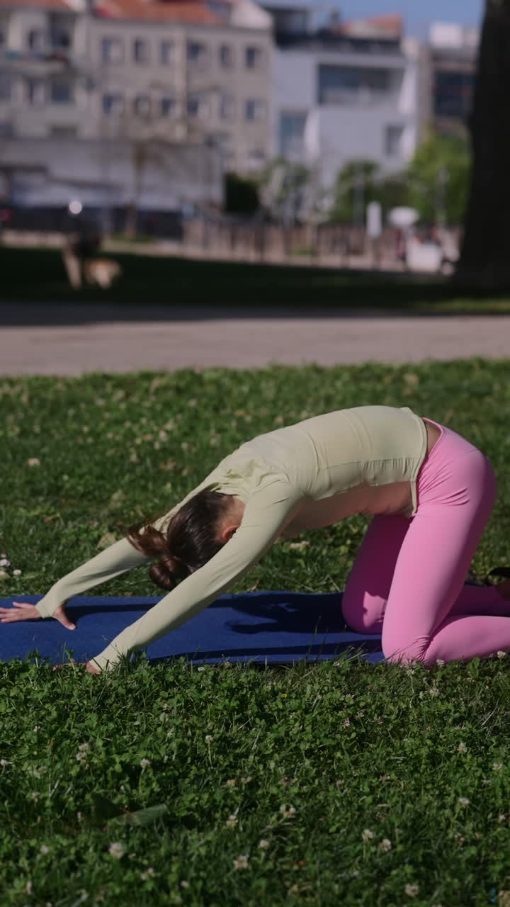 Donna che fa yoga in un parco