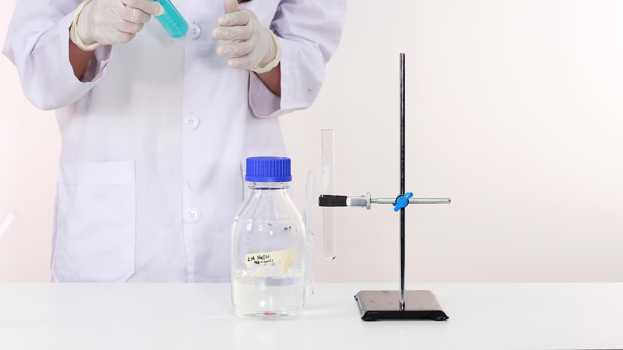 el científico lleva a cabo la reacción naoh en un entorno de laboratorio